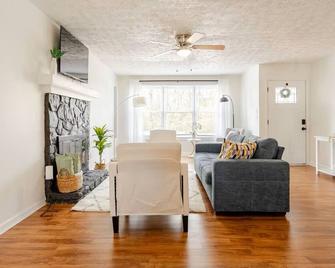 Charming 3 bedrooms in the heart of Alpharetta - Alpharetta - Living room