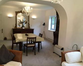 Self Contained Stay, set within 7 acres of owners grounds, for 2 or 3 guests - Horsham - Dining room