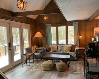 Cozy Cabin Waterville Estates - Campton - Living room