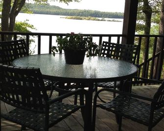 Peaceful, Rustic Retreat, 25ft of Private Beach, 300 Acre Sandy Bottom Pond - Plymouth - Balcony