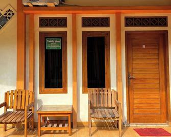 Family 24 Hotel near Pantai Cipatujah - Karangnunggal - Patio