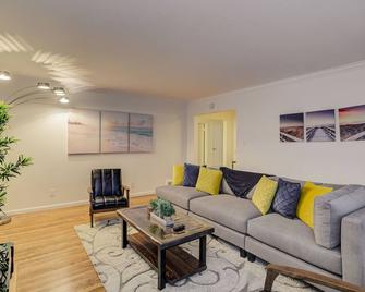 Rustic/Modern Design, Oasis City Getaway/Near Sfo - South San Francisco - Living room