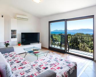 Awesome Apartment In Sucuraj With Wifi - Sucuraj - Living room