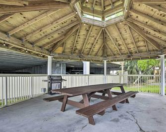 Balcony And Beach Access Oceanfront Pcb Condo - Panama City Beach - Patio