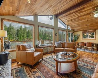 Miracle Mountain Lodge: 2 bedroom riverfront w/ hot tub, mountain view, WIFI, fireplace - Gold Bar - Sala de estar