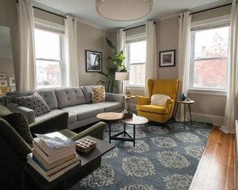 Entire Two Bedroom Apartment in East Providence - East Providence - Living room