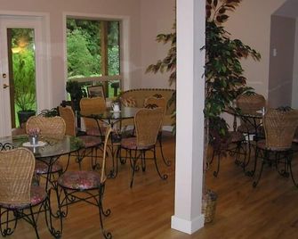 Cedar Wood Lodge Bed & Breakfast Inn - Port Alberni - Restaurant