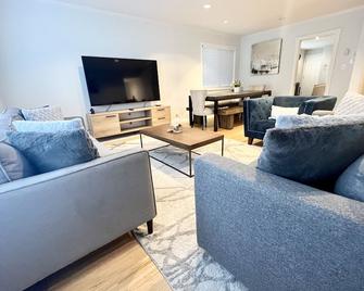 3 bedrooms 1.5 baths near Downtown W/ AC 2 car parking. 1204 sq ft / 111 sq m - 밴쿠버 - 거실