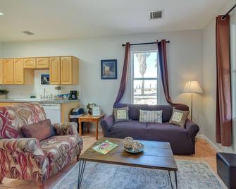 Eloy Vacation Rental with Community Pool and Courtyard - Eloy - Sala de estar