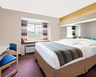 Microtel Inn & Suites by Wyndham Joplin - Joplin - Bedroom