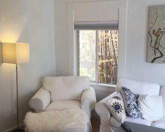 Charming Mid-Century Bungalow in the Heart of Old Petaluma - Petaluma - Living room