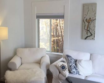 Charming Mid-Century Bungalow in the Heart of Old Petaluma - Petaluma - Obývací pokoj