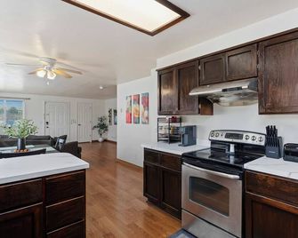 Beautiful 3-bedroom house with AC in adorable Gooding - Gooding - Kitchen
