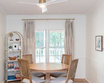 Secluded downtown cozy cabin feel w/ waterfront view of the Edmund Pettus Bridge - Selma - Dining room