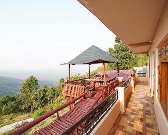 Hotel Pine & Dine Almora - Almora - Balcony
