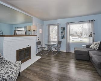 3rd and Surf- 2 blocks from the lake, 1 block from the Legendary Surf Ballroom - Clear Lake - Living room