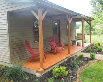 Linden Place is a new gated Cabin located in the middle of Bluegrass Horse Farms - Georgetown - Patio