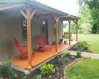 Linden Place is a new gated Cabin located in the middle of Bluegrass Horse Farms - Georgetown - Patio