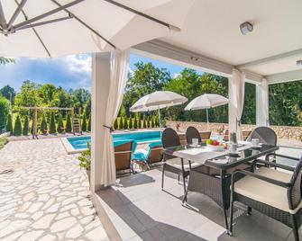 Modern villa with swimming pool and fenced garden - Labin - Pool