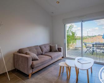 Modern Cottage Between Cholet and Nantes with Terrace and Pond - Sèvremoine - Sala de estar