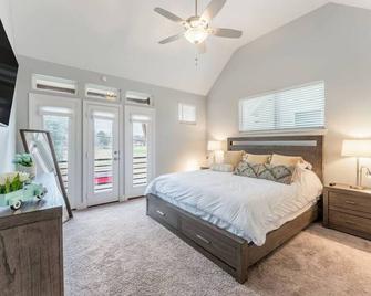 2-Story Home w/ Private Office + Near Lake - Lewisville - Bedroom