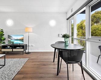 Peaceful 1-Bed Apartment Near the City Centre - Melbourne - Restaurant