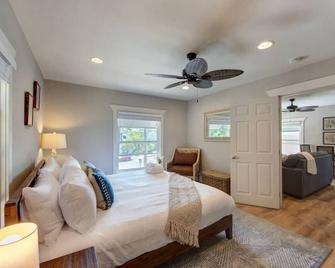 Coronado Unit 3 - B Ave Bungalows · King-sized 1/1, 5-10 Min Walk to Coronado Beach! - Coronado - Habitación
