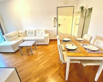Appartamento con posto auto riservato tra spiaggia, centro, stazione ed ospedale - Pescara - Comedor