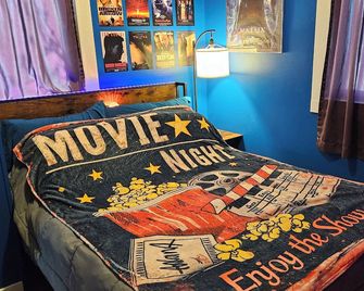 The Retro Retreat! A 90s inspired guest house w something 4 evry1! Pet-Friendly! - Manistee