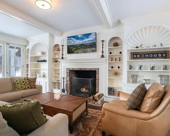 The Manor-Stunning Modern Farmhouse With - Dover - Living room