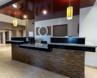 Ramada by Wyndham Glendale Heights/Lombard - Glendale Heights - Front desk