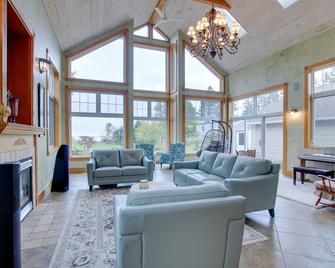 Lakefront Algoma Home w/ Deck, Grill & Fireplace - Algoma - Living room