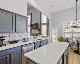 Stylish Spacious Convenient - 6-Bd 2 5-Ba + Pool - Haltom City - Cocina