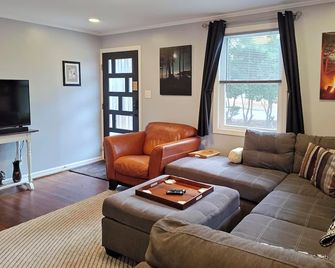 Freshly Renovated Raleigh Home Near Downtown! - Raleigh - Living room