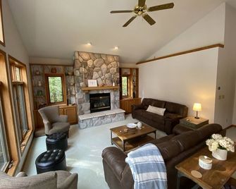 3000 sq ft Lakehouse on Clear, Full Rec Hildebrand Lake in Rhinelander! - Rhinelander - Living room