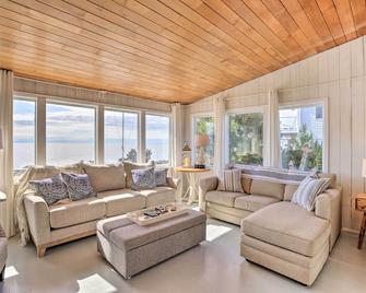 Waterfront Ferndale Home Deck and Beach Access - Ferndale - Living room