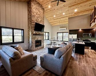 The Windmill Whisper is little gem, tucked away in the ridges of Rockbridge, WI - Richland Center - Sala de estar