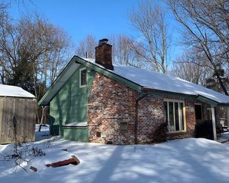 Your country getaway with trails and a pond - Findley Lake - Edificio
