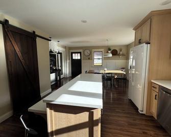 Heart of Houghton! Trails, Shopping & More! - Houghton - Kitchen