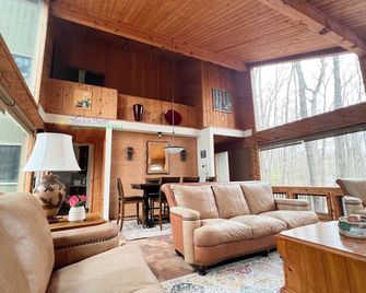 Lodge-style multi-level home at the Homestead in Glen Arbor. Deck with grill. - Glen Arbor - Sala de estar