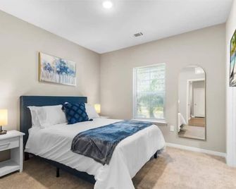 Luxury Living: 1BR Condo w/ Resort-Style Amenities - Melbourne - Yatak Odası