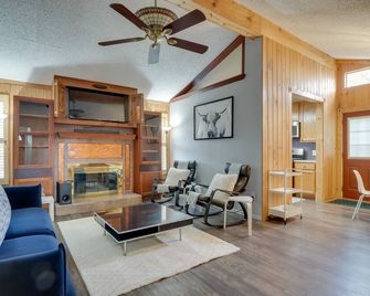 Round Rock Home with Large Yard 20 Mi to Austin! - Round Rock - Living room