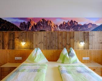 Ski-In / Ski-Out Apartment with Patio, Sauna, & Jacuzzi; Pets Allowed, Parking Available - Maranza - Slaapkamer