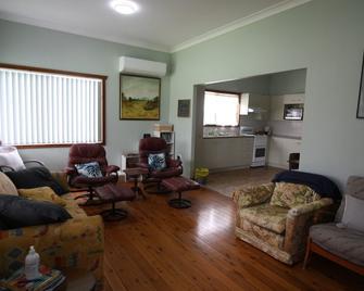 Cherry Street Cottage Is An Original Bendalong Beach House - Bendalong - Living room