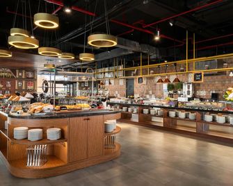 Grand Swiss-Belhotel Darmo - 泗水 - 自助餐