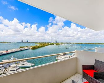 Waterfront condo Studio - Free Parking - North Bay Village - Balcony