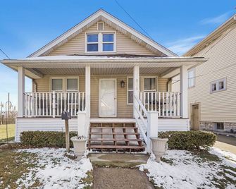 Super Cute & Comfy Home In Ferndale With 2b, 2full Bath, Big Tv, Porch, Ac, Wifi - Ferndale - Building