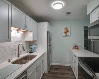 Just remodeled apartment close to airport and mall - Elk Grove Village - Kitchen