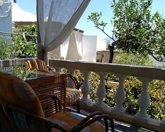 Relaxing Studio With Veranda 'n Garden - Ammoudara - Balcón