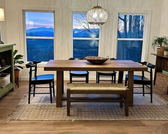'Rooms with a View' newly renovated rustic modern home with stunning BRM views - Spruce Pine - Comedor